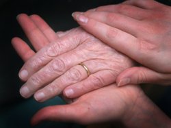 Ученые порекомендовали чаще держать пожилых людей за руку