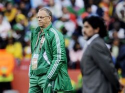 Тренер сборной Нигерии объяснил отказ пожать руку Марадоне