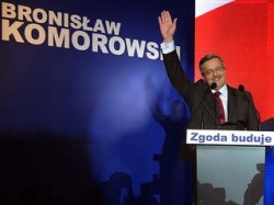 В первом туре президентских выборов в Польше побеждает Коморовский