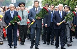 Янукович, Азаров и Литвин почтили память жертв войны