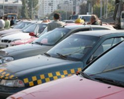 Киевские таксисты требуют доплачивать за воздух