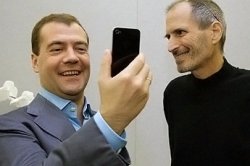 Джобс подарил Медведеву iPhone 4