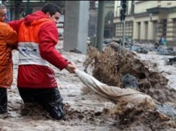 В Тбилиси из-за дождей рухнул мост