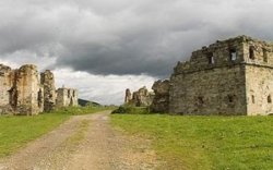 На Прикарпатье дождями смыло башню древнего замка
