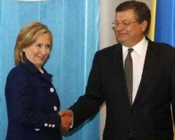 Клинтон: Украина - демократический пример в регионе