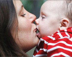 Материнские поцелуи укрепляют детский имунитет