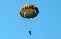 В Донецкой области разбился парашютист