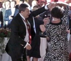 На своем юбилее Янукович пел и танцевал