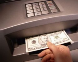 НБУ с 2011 года ограничит получение валюты через банкоматы
