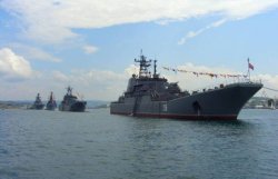На входе в Севастопольскую бухту нарисовали российские флаги