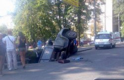 В центре Днепропетровска под асфальт провалился грузовик