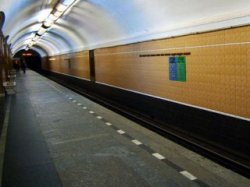 Причиной остановки красной ветки киевского метро стало падение человека на рельсы
