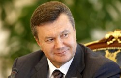 Янукович наградил человека Ахметова за заслуги