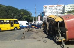 В Одессе трамвай упал на автомобиль: 1 человек погиб