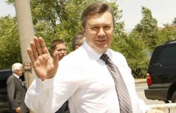 Янукович срочно едет в Киев чтобы мониторить борьбу с пожарами 