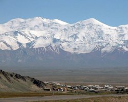 В горах Памира застряла группа альпинистов из Украины
