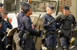 Низкорослым французам разрешили служить в полиции