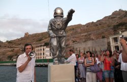 В Севастополе установили памятник «Водолаз-маяк»