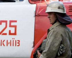 Пожар на складах в Киеве уничтожил 30 тысяч кв. м конструкций