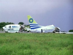В Колумбии пассажирский лайнер развалился при посадке