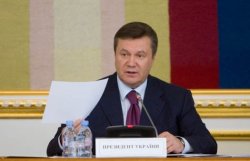 Янукович поручил Кабмину взять шефство над детскими домами