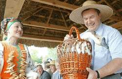 В Сорочинцах Янукович купил вышиванку и бочку для огурцов