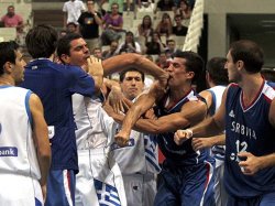 Баскетболисты Греции и Сербии подрались в Афинах 