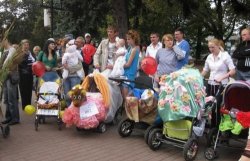 В Чернигове провели Парад детских колясок
