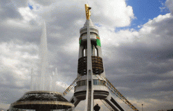 В Ашхабаде демонтировали золотую статую Туркменбаши