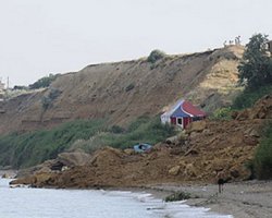 В Крыму на пляже произошел обвал, есть жертвы