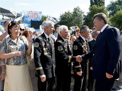Янукович поздравил Стаханов с Днём шахтёра