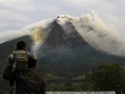 В Индонезии проснулся вулкан, дремавший 4 века. 12 тысяч жителей эвакуированы