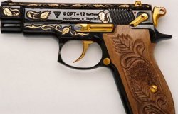Могилев подарил Януковичу пистолет с позолотой
