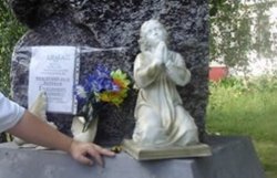 На Полтавщине вандалы разбили памятник жертвам голодоморов