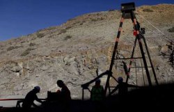 Для спасения чилийских шахтеров на рудник привезли спецкапсулу