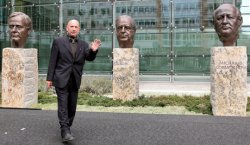 В Берлине появился памятник Горбачеву, Бушу и Колю