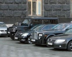 Азаров запретил министрам покупать машины