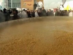 В Турции приготовили самый большой в мире омлет