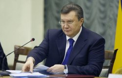 Янукович уволил двух вице-премьеров