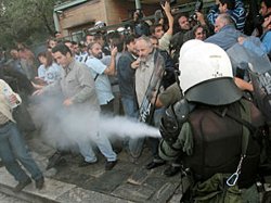 Греческая полиция штурмом освободила заблокированный Акрополь