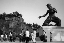 В Китае установлена крупнейшая в мире статуя Брюса Ли