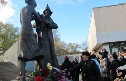 В Днепропетровске открыли памятник комсомольцам