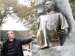 В Кобеляках установлен памятник доктору Касьяну