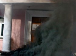 На Киевщине избирательный участок атаковали дымовыми шашками