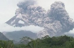 В Индонезии снова извергается вулкан Мерапи 