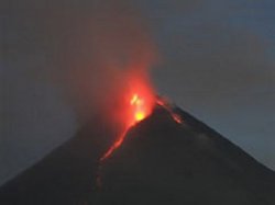 Из-за извержения вулкана в Индонезии эвакуировали 90 тысяч человек
