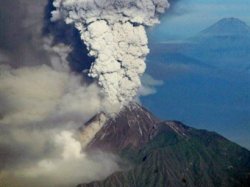 Жертвами индонезийского вулкана стали более 100 человек