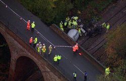 В Великобритании бетономешалка упала с моста на поезд