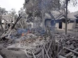 В результате извержений вулкана в Индонезии погибли 138 человек