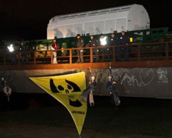 Тысячи немцев пытаются остановить радиоактивный поезд